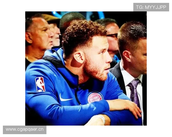 乔治今天穿得像个贵妇，球场上演反差大戏了吧？