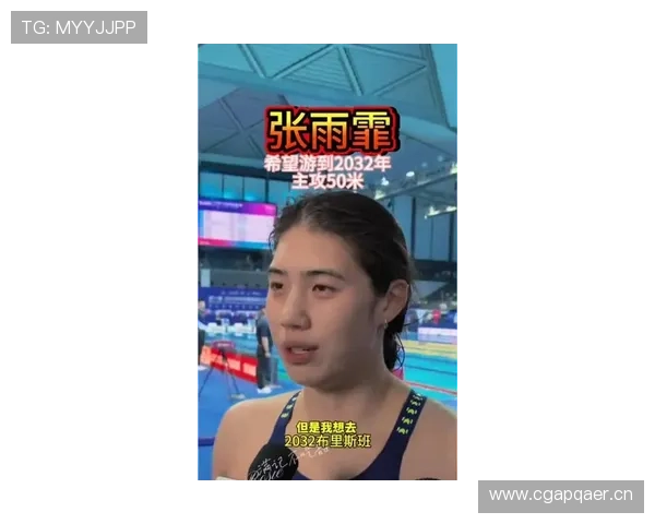 张雨霏今天又带着耳机训练，传说她连吃饭都不放过那样听歌？